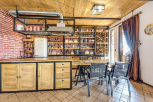 Kamienna willa z panoramą na Morze Czarne