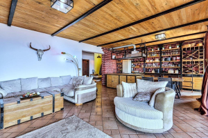 Kamienna willa z panoramą na Morze Czarne